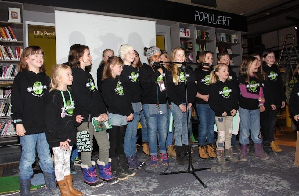 GJØR SOM EN MILJØAGENT: Miljøagentene fra Veitvet startet konferansen med sang og slagord på plakater. Foto: