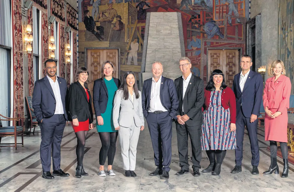 NYTT BYRÅD: Byråd for arbeid, sosiale tjenester og mangfold, Omar Samy Gamal (SV), byråd for kultur, idrett og frivillighet, Rina Mariann Hansen (Ap), byråd for byutvikling, Hanna Elise Marcussen (MDG), byråd for miljø og samferdsel og byrådets nestleder, Lan Marie Nguyen Berg (MDG), byrådsleder Raymond Johansen (Ap), byråd for helse, eldre og innbyggertjenester og sjef for byrådsavdeling for eldre, helse og arbeid, Robert Steen (Ap), byråd for næring og eierskap, Victoria Marie Evensen (Ap), byråd for finans, Einar Wilhelmsen (MDG), og byråd for oppvekst og kunnskap, Inga Marte Thorkildsen (SV). Foto: Oslo kommune/Sturlason