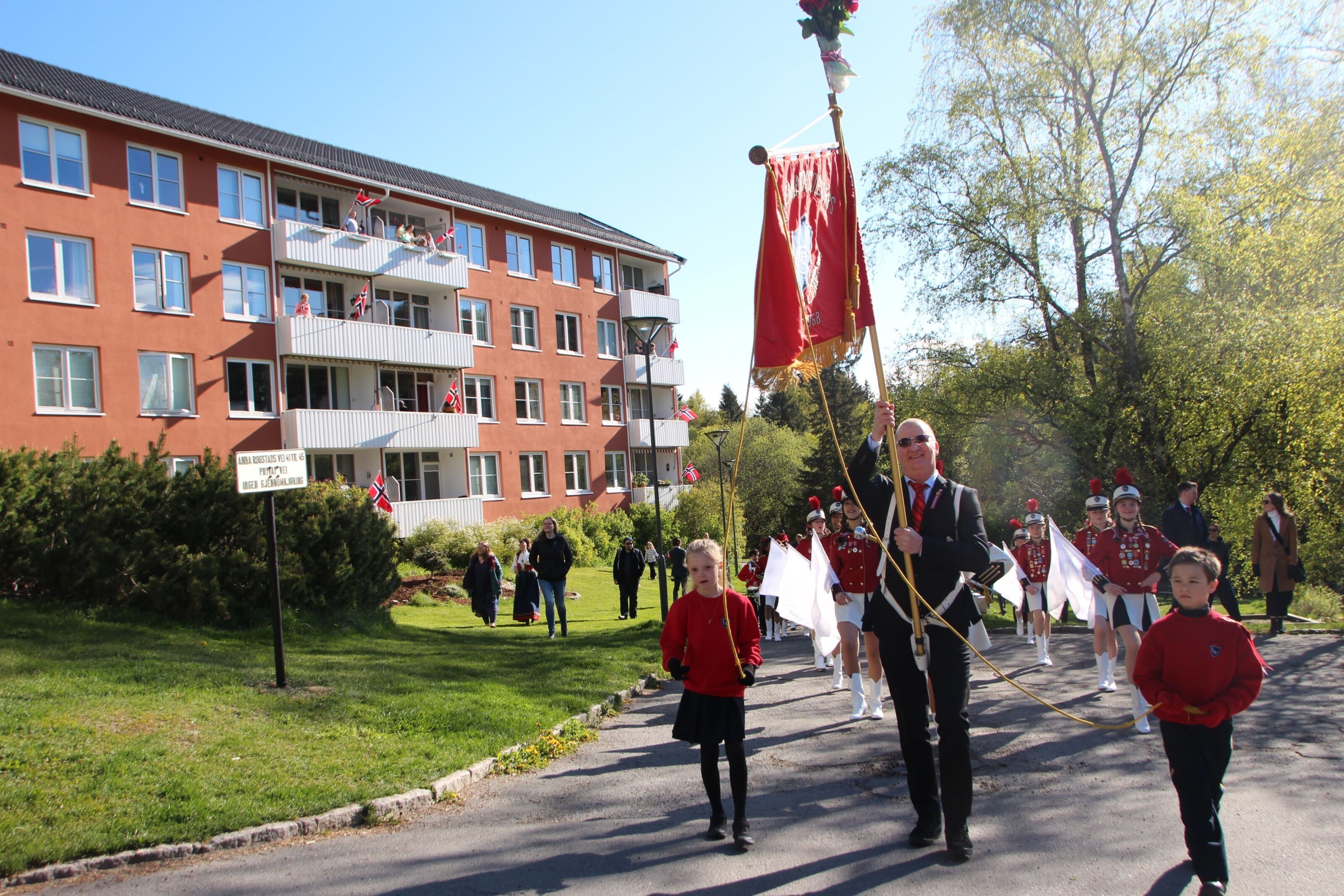 SPILTE FOR BEBOERNE: Tonsenhagen skolekorps og drillkorps besøkte borettslagene i nærområdet. Foto:
