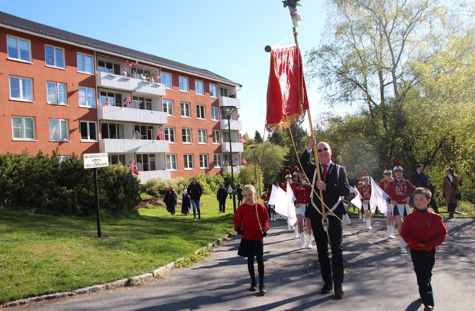 SPILTE FOR BEBOERNE: Tonsenhagen skolekorps og drillkorps besøkte borettslagene i nærområdet. Foto: