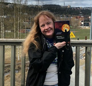 ENDELIG UTE: En stolt May-Bente Vestengen med boka hun har båret med seg i over 20 år. Nå er den endelig ute for salg. Foto: Caroline Hammer