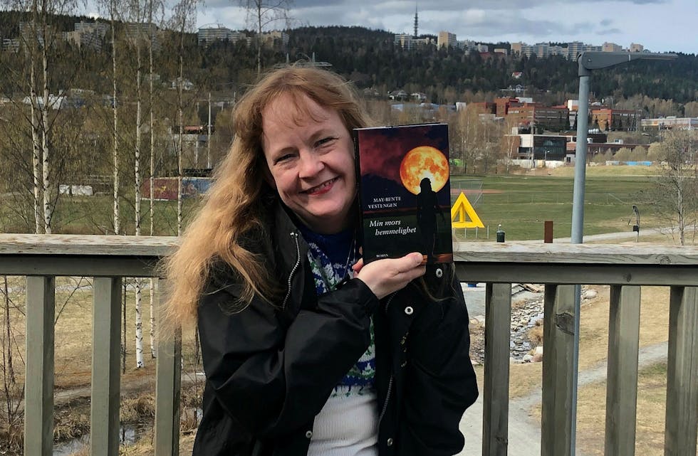 ENDELIG UTE: En stolt May-Bente Vestengen med boka hun har båret med seg i over 20 år. Nå er den endelig ute for salg. Foto: Caroline Hammer