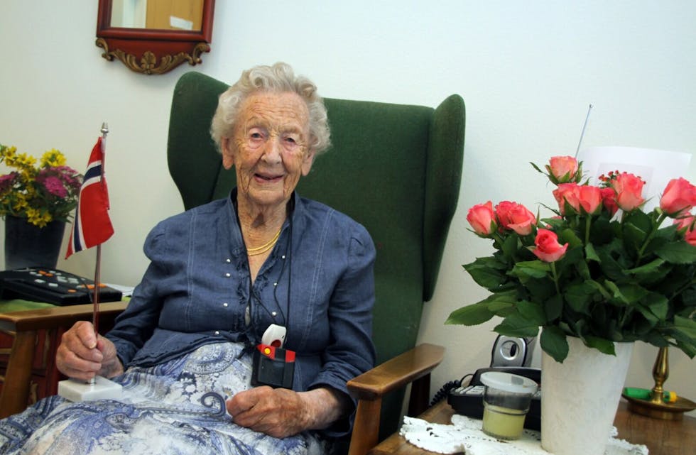 SPREK: Elsa Haugen fyller 105 år på søndag. Den spreke dama bor på Romsås sykehjem. Hver dag trener hun i korridoren, og hun elsker å høre krim på lydbok. Hun er et levende bevis på at man ikke er eldre enn man føler seg. Foto:
