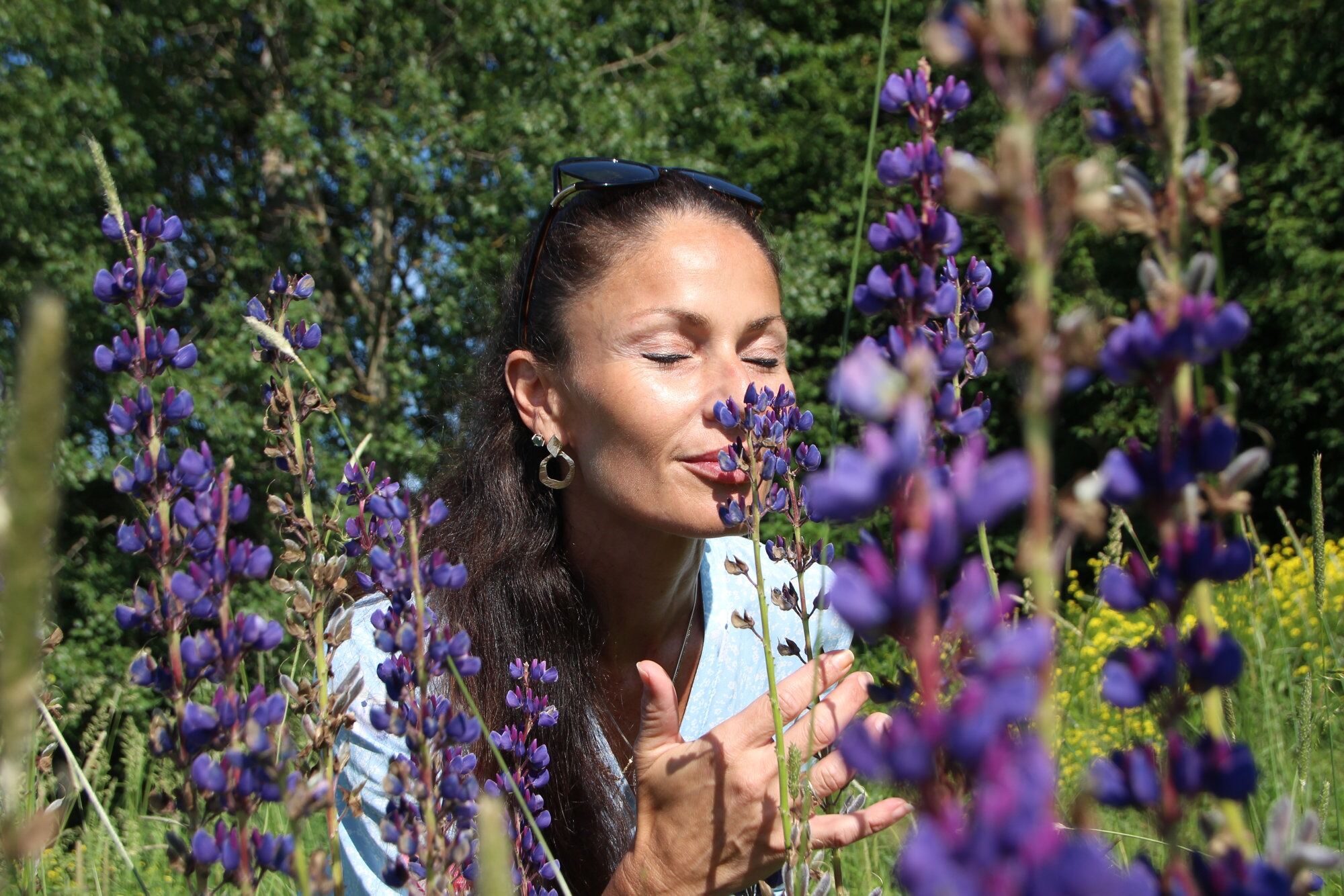 SOMMER I BLOMSTERENGA: Stemning, følelser og øyeblikk er alle ting fotojuryen håper å se og kjenne på i løpet av sommeren. Her ser man journalist Martine Myhre knipse bilder av banksjef Monica Belinchon – og resultatet. Foto: