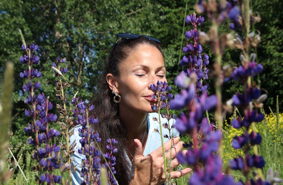 SOMMER I BLOMSTERENGA: Stemning, følelser og øyeblikk er alle ting fotojuryen håper å se og kjenne på i løpet av sommeren. Her ser man journalist Martine Myhre knipse bilder av banksjef Monica Belinchon – og resultatet. Foto: