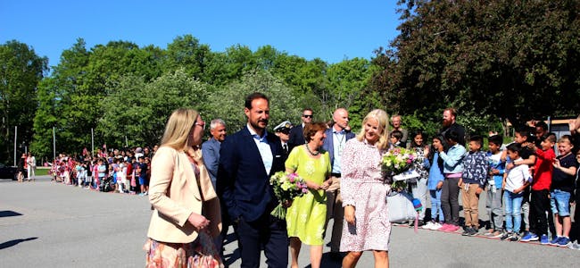 Her er kronprinsparet i forbindelse med et besøk på Linderud skole tilbake i 2018. Foto: