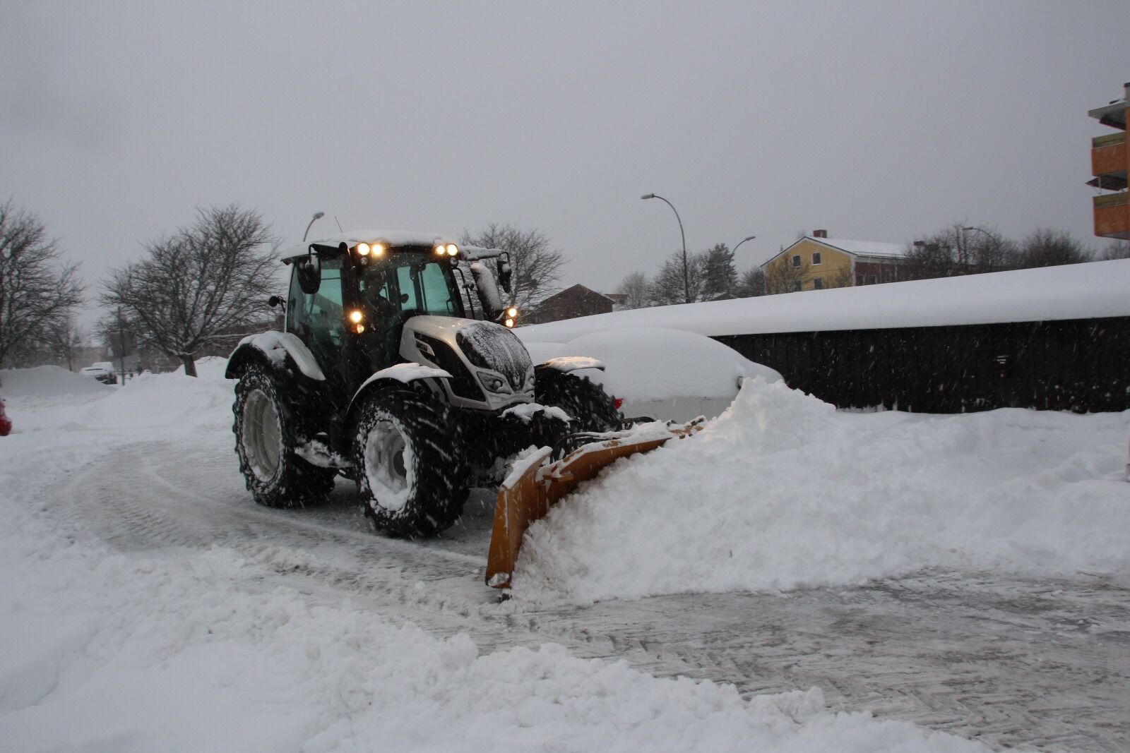 SNØRYDDING: Byrådet i Oslo har nå satt av en stor sum for å også fjerne is og holke i boligområder. Foto: