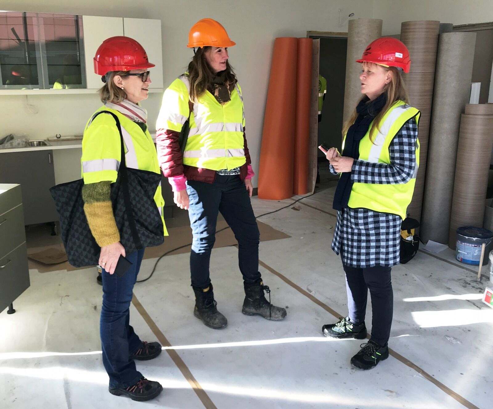 SER BRA UT: Seksjonsleder Marit Hoff (f.v.), direktør for Helse og mestring i bydelen, Mary Anne Johannessen, og seksjonssjef for Omsorg, Hilde Selstø, er fornøyd med framdriften. Foto: