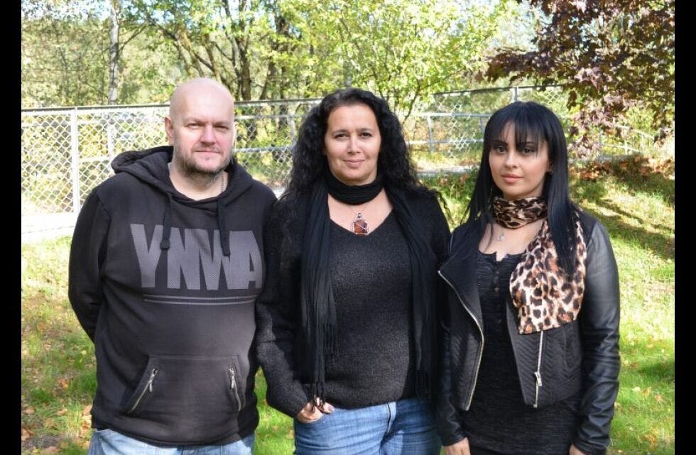 STÅR SAMMEN: Annstein Garnes, Anne Karima Nordengen og Laial Ayoub inviterer til åpent folkemøte på Linderud senter. Foto: