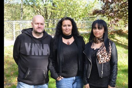 STÅR SAMMEN: Annstein Garnes, Anne Karima Nordengen og Laial Ayoub inviterer til åpent folkemøte på Linderud senter. Foto: