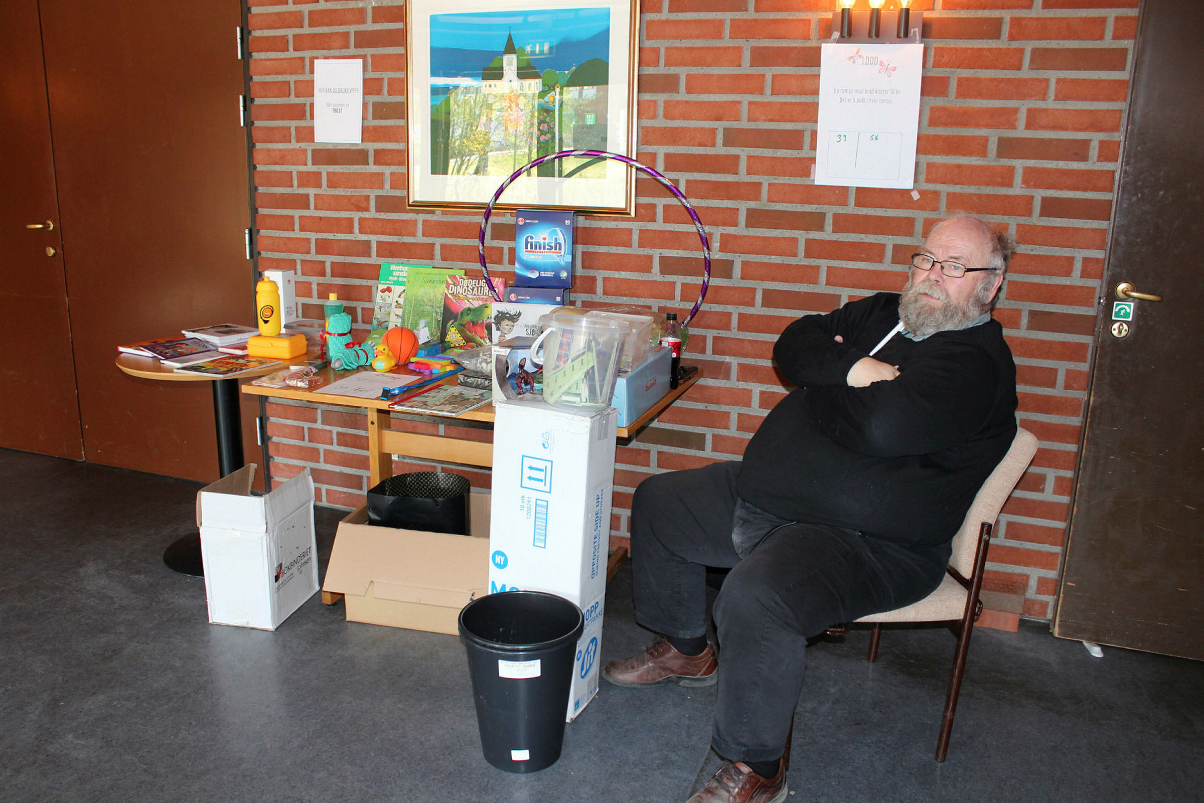 Odd Hamnøy er klar for å selge lynlodd. Foto: Bjørn Edvard Engstrøm Foto: Bjørn Edvard Engstrøm