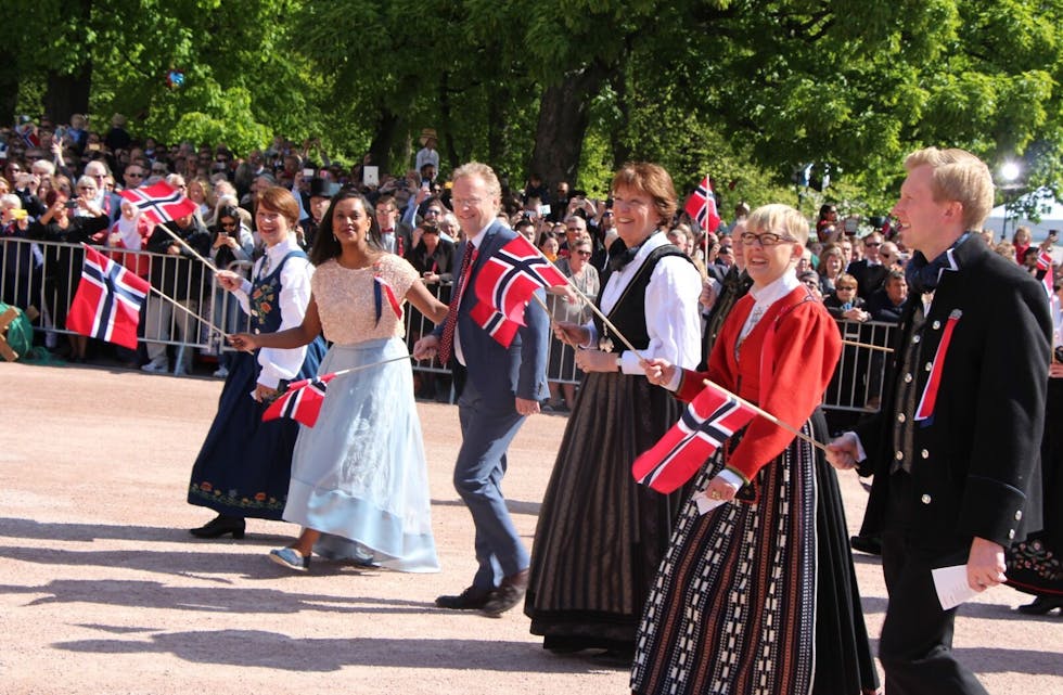 FØRST: Oslo-politikerne fikk gå først i barnetoget. Foto: