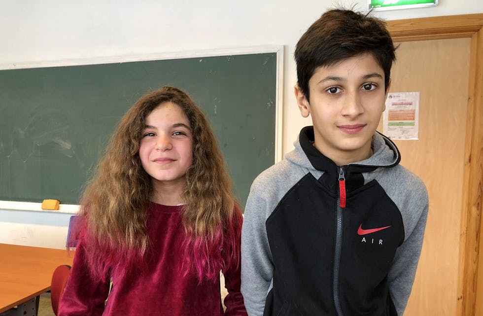 Ela Tasdemir (11) og Syed Abdullah Buhhari (11) er elever ved Trosterud skole, og syns det var spennende å være med på barnetråkk. Foto: