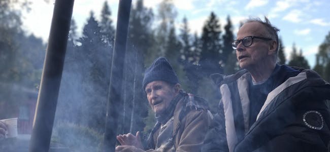 BÅLHYGGE: Beboere fra Rødtvet og Romsås sykehjem koste seg rundt bålet på Isdammen. Foto: Synne Kvam, Norsk friluftsliv