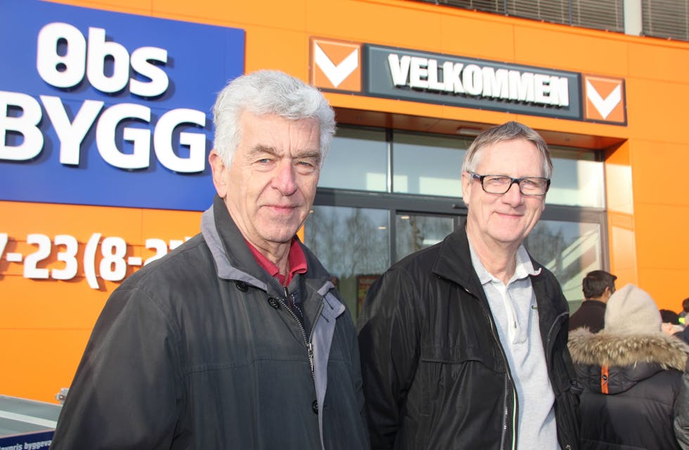 HJEMMESNEKRING: Bjørn Johansen og Knut Larsen var på plass for å få med seg åpningstilbudene. Foto: