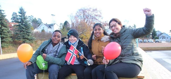 STORT OMRÅDE: Will (11), Mathias (11), Saambavi (12) og rektor Mona Mohn gleder seg til å se mye aktivitet både ned i skolegården og på ballbanene på Lille Grei. Foto: