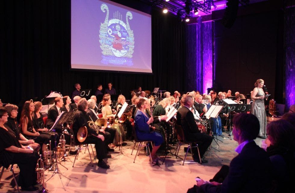 SHOW, MUSIKK OG FINE ORD: Oslo Janitsjars 100-årsjubileumskonsert kunne by på en mimrereise gjennom korpsets 100 år i Oslos gater, med innslag av alt fra dans til musikk, taler og en vielse. Foto: