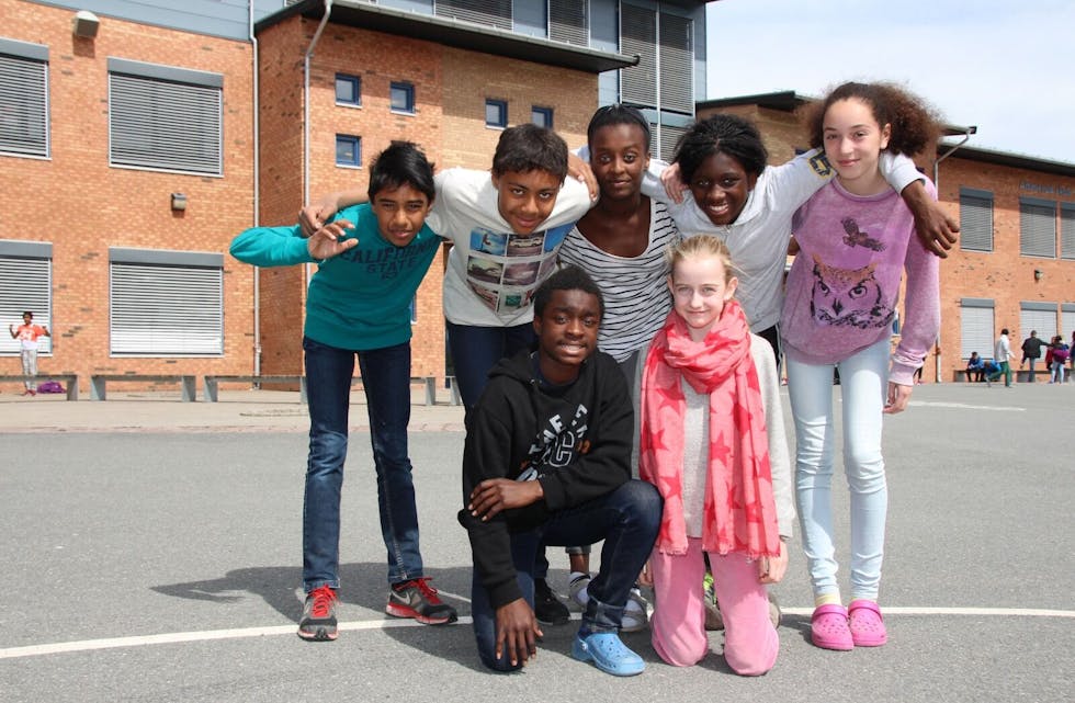 HYLLET PÅ AMMERUD: Magishan (12), Philip Jason (13), Keneni (13), Nadia (12), Jenny (13), Gideon (13) og Ane (13) vant over alle 7. klassingene fra de andre skolene i Tinestafetten. Foto: