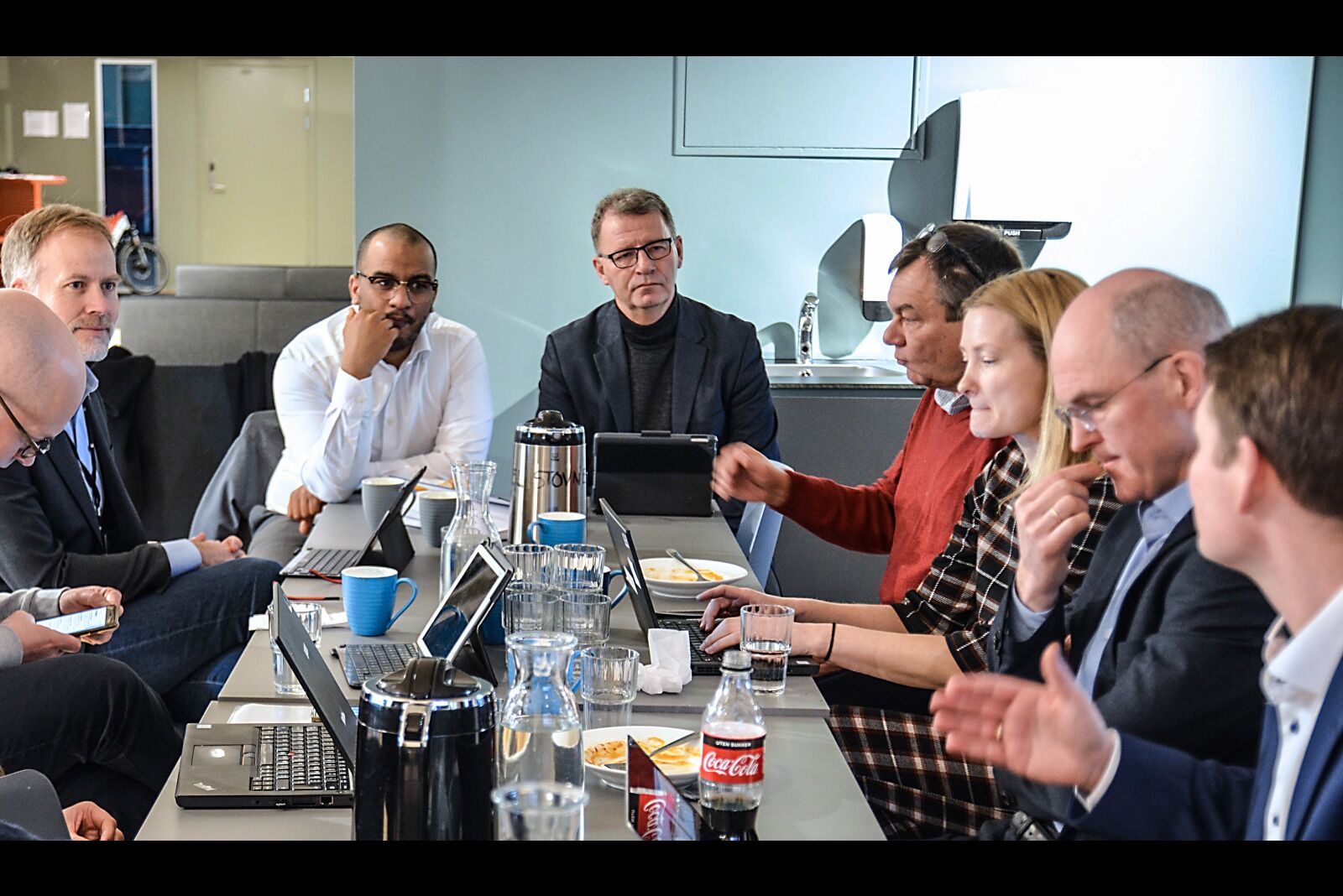 SPISSET ØRENE: Omar Samy Gamal og Robert Steen var på Stovner-besøk på fredag. Duoen som er ferske i sine byrådsstillinger er tydelig på at de ønsker å lære mer om hvordan byens bydeler jobber og styres. Foto: