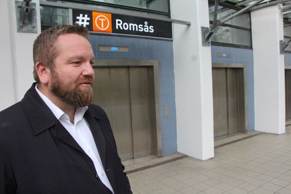 SKAL FÅ ORDEN: Påtroppende bydelsutvalgsleder Anders Røberg-Larsen sier Romsås vil bli et viktig satsingsområde for det nye bydelsutvalget. Det skal være trygt å ferdes både på sentret, t-banestasjonen og Romsås generelt. Foto: