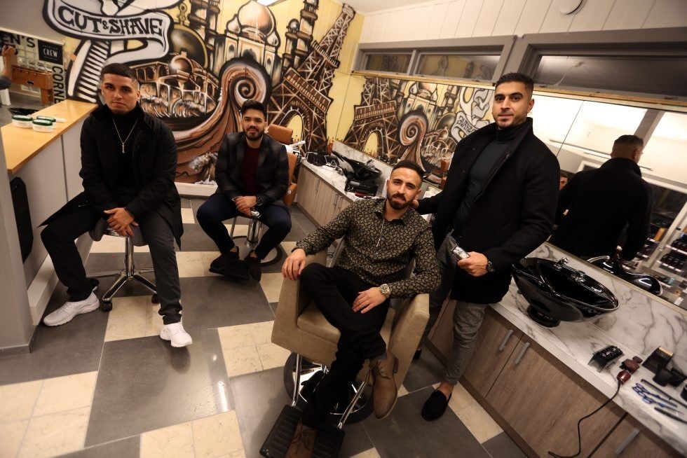 INITIATIVRIKE GUTTER: Bastian Gonzales (f.v.), Alejandro Rincon, Hassan Daoud og Ahmed Hassan ønsker velkommen til en uni barbershop på Stovner. Foto: