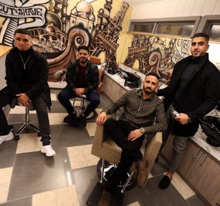 INITIATIVRIKE GUTTER: Bastian Gonzales (f.v.), Alejandro Rincon, Hassan Daoud og Ahmed Hassan ønsker velkommen til en uni barbershop på Stovner. Foto: