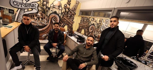 INITIATIVRIKE GUTTER: Bastian Gonzales (f.v.), Alejandro Rincon, Hassan Daoud og Ahmed Hassan ønsker velkommen til en uni barbershop på Stovner. Foto: