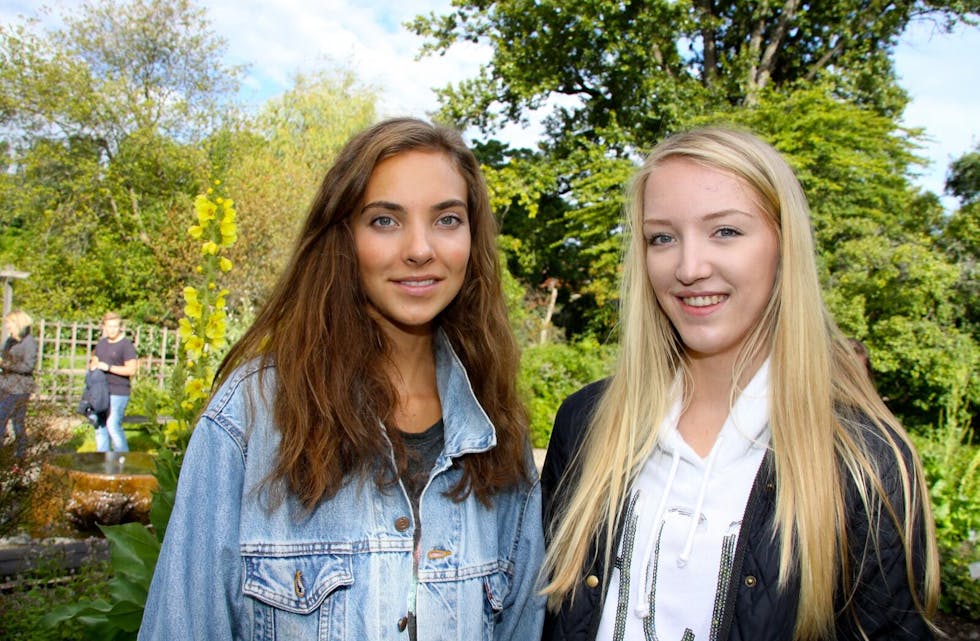 PÅ JOMFRUTUR: 16-åringene Thea Borgenhov (f.v.) og Kaja Solheim fra Hersleb videregående skole var på sitt første skolebesøk ved Naturhistorisk Museum på Tøyen tirsdag morgen. Foto: