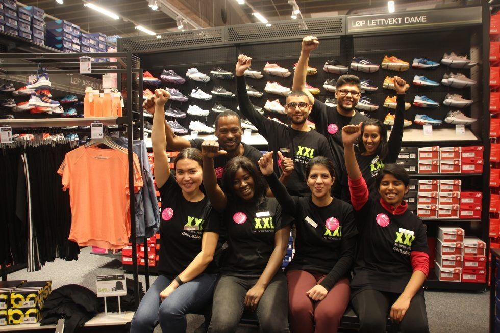 DYKTIGE: Elevene fra Oslo VO Helsfyr imponerer med arbeidsinnsatsen hos XXL Alna. Bak f.v Johnson, Hammad, Muneeb og Meron. Foran Nadia, Haddy, Alina og Sharadevi. Foto: