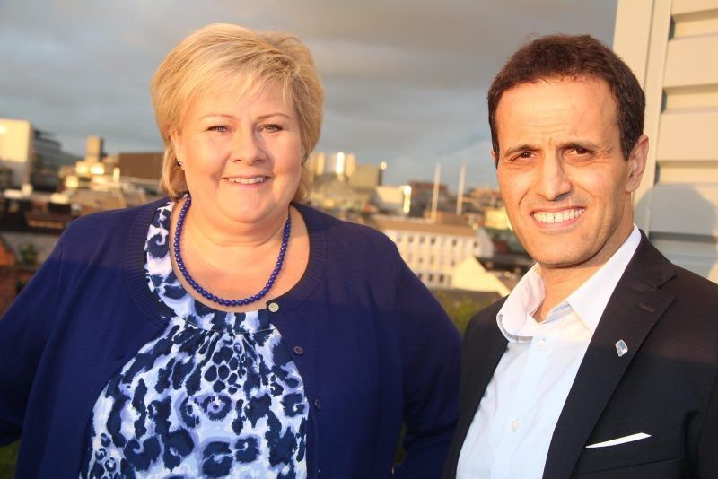 KLARE TIL KAMP: Mandag 11. september blir det avgjort hvem som skal styre landet videre. Statsminister Erna Solberg og Yassine Arakia fra Alna bydel er klare til kamp - og går til kamp med skole og integrering som kjernesaker. De mener at arbeid og yrkesdeltakelse er svaret på det meste. Foto: