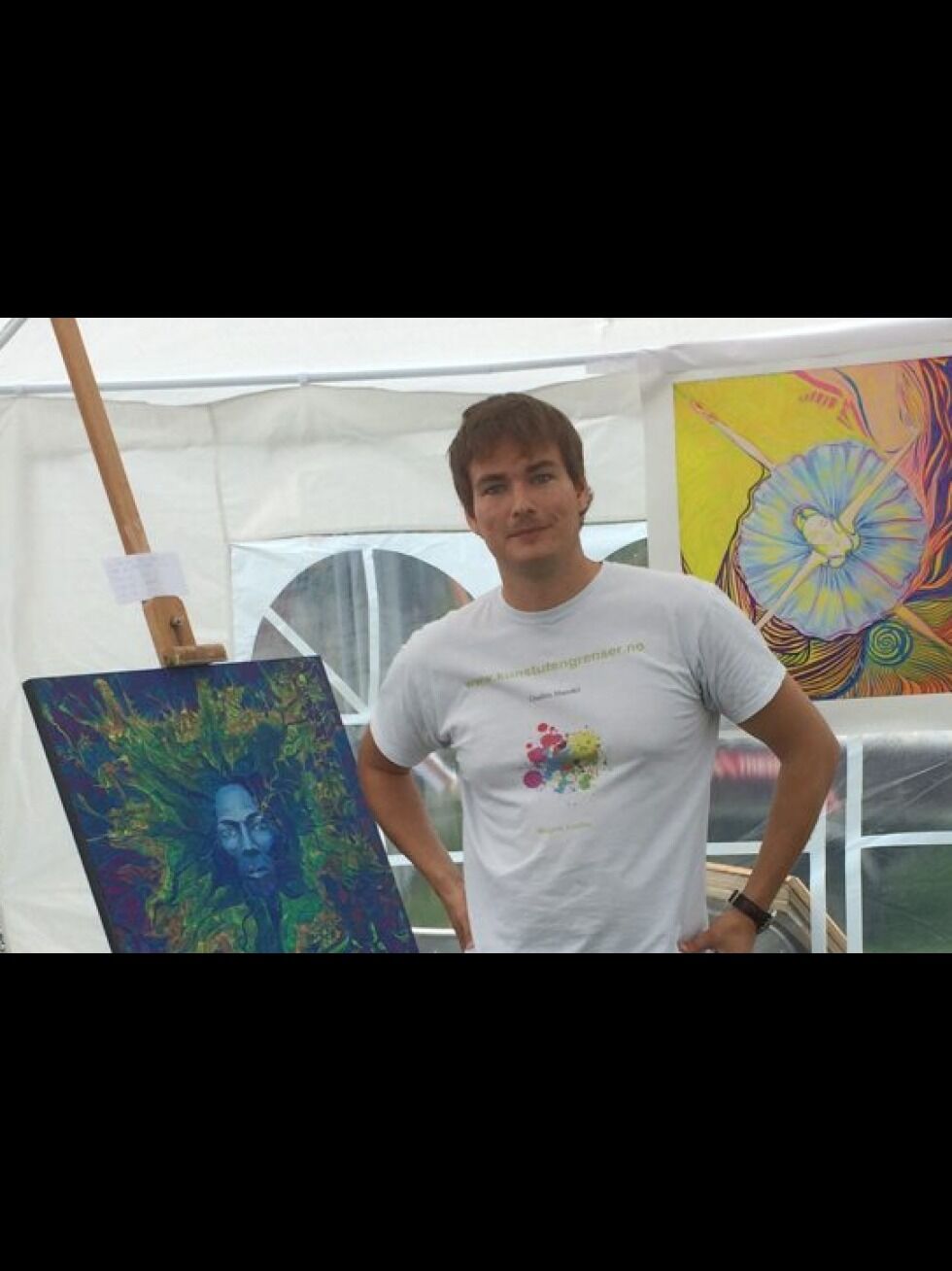 FØRSTE UTSTILLING: Magnus Gudim, arrangør, ønsker velkommen til Asya Volants første utstilling i Norge. Foto: