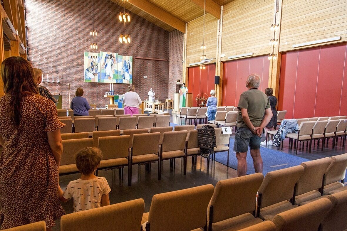 ANTALLBEGRENSNING: Det er fortsatt begrenset hvor mange som kan være med på gudstjenestene, men det ble en fin søndag for prest Heinke Foertsch. Foto: Tom Evensen
