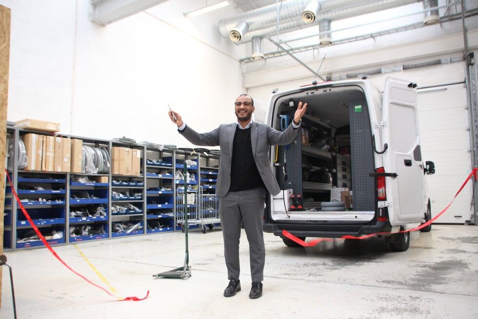 OFFISIELT ÅPNET: Byråd for arbeid, sosiale tjenester og mangfold, Omar Gamal fikk æren av å klippe snora og åpne Hjelpemiddelformidlingenet i Kabelgata 15. Foto: