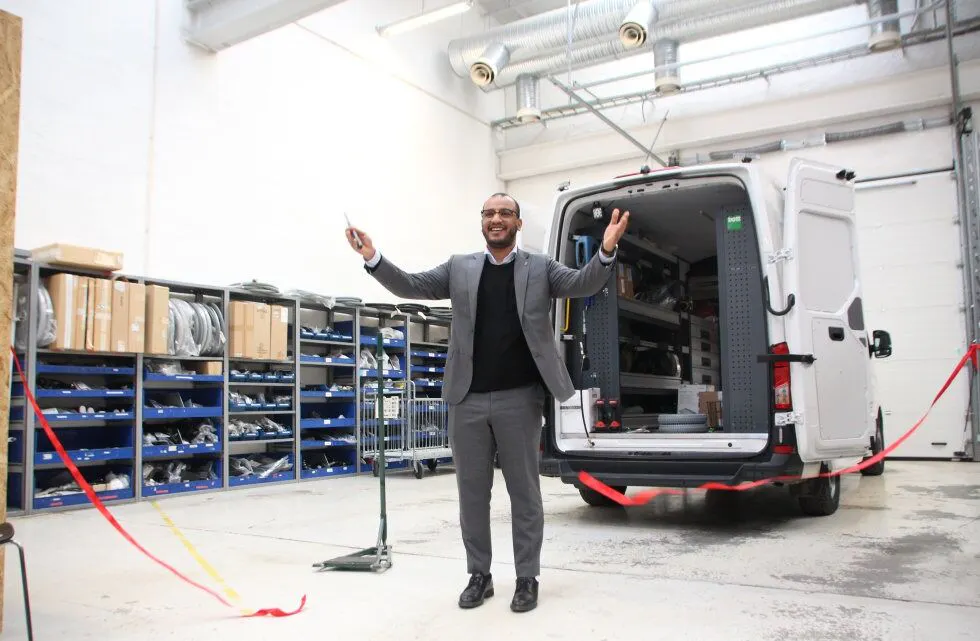 OFFISIELT ÅPNET: Byråd for arbeid, sosiale tjenester og mangfold, Omar Gamal fikk æren av å klippe snora og åpne Hjelpemiddelformidlingenet i Kabelgata 15. Foto: