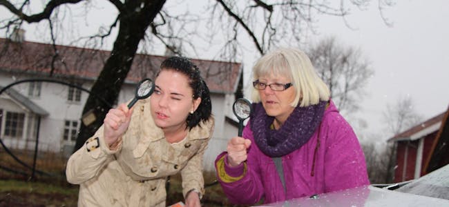 ET MYSTERIUM: Daglig leder på Tveten gård, Inger Seim (f.h.), og journalist Elisabeth T. Faane var i årets påskekrim på jakt etter parkkveld-sabotøren. Foto: