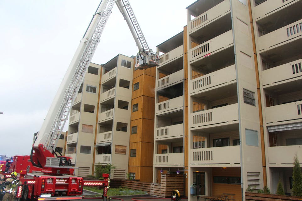 LINDEBERG: Tirsdag ettermiddag brant det på en balkong på Lindeberg. Ingen personer kom til skade. Foto: Sindre Veum Apneseth