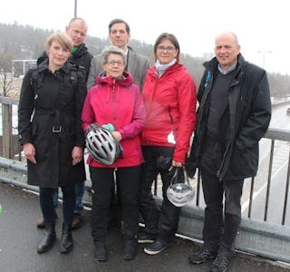 TAR GREP: Lars Olav Fosse (V), Kristoffer Robin Haug (MDG), Bell Batta Torheim (MDG), Jack Grimsrud (Ap), Kari Elisabeth Kaski (SV) og Maren Rismyhr inviterer til paneldebatt torsdag neste uke om Trondheimsveien. Foto: