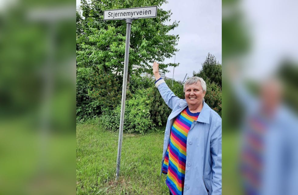 OSLOS KULESTE GATE: Eleanor Brenna peker på skiltet med navnet på det NRK har kåret til Oslos kuleste gate. Foto: