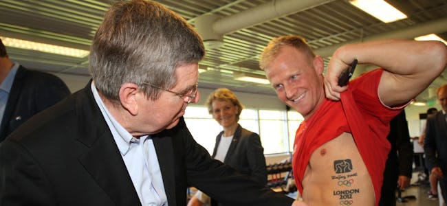 MØTTE BACH: Bryteren Stig-André Berge møtte IOC-president Thomas Bach denne uka. Berge er stor tilhenger av Oslo2022. Her viser han fram sine to OL-tattoveringer. (Foto: Geir Owe Fredheim, NIF) Foto: