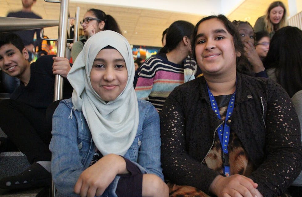 VERDENSROMMET SOM TEMA: Zainab Naqvi (13) og Sinran Riaz (13) setter pris på å høre mer om hvordan ting fungerer. Foto: