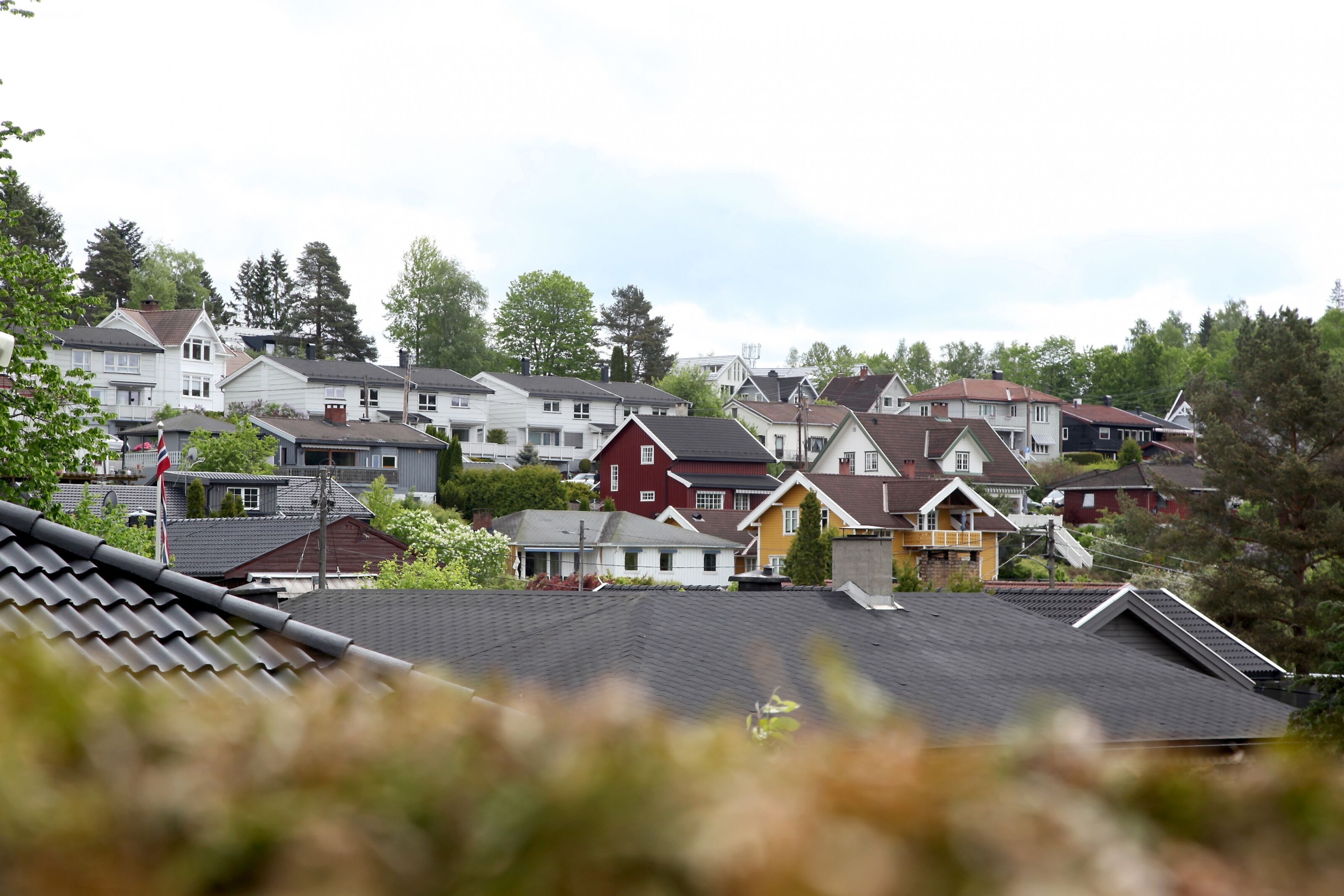 MÅ VISE FAMILIE-FLEKSIBILTET: GM mener bestemmelsen om tomtestørrelse bør ha åpning for fleksibilitet, i den grad det er snakk om familietun med felles uteareal. Et absolutt krav til 600 kvm tomt/1200 kvm for to hus kan bli rigid i slik sammenheng. Illustrasjonsbildet er tatt på Høybråten, et av områdene som er blitt gjenstand for til dels massiv fortetting via gamle «eplehager». Foto: