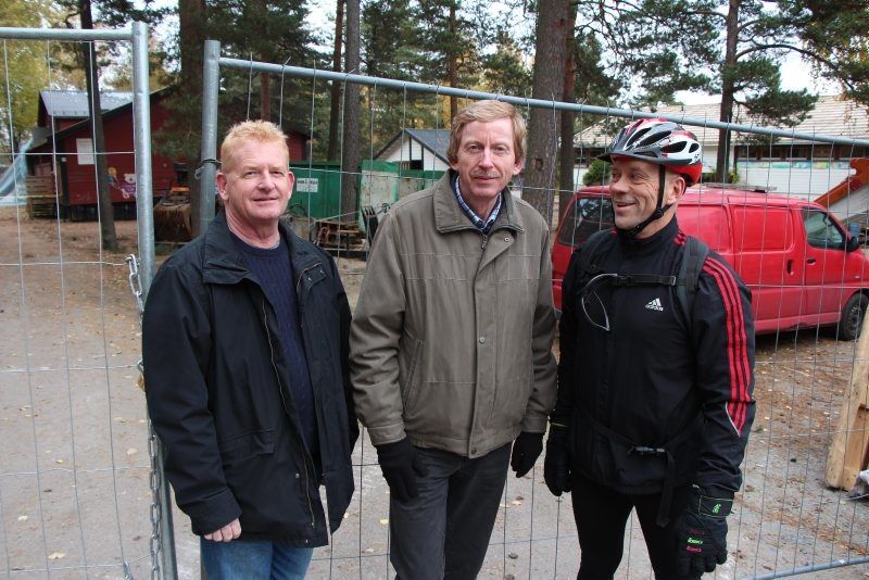 BYGGES NYTT: Nye Lia barnehage på Ellingsrud blir ny til cirka 100 millioner kroner. Peer Lohne, BU-leder Knut Røli og BU-medlem Ivar Morken er fornøyde. Foto: