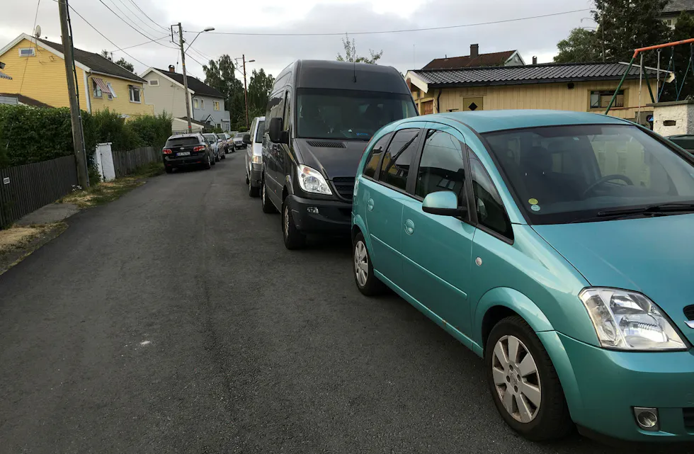 Framkommelighet for brannbiler er én god grunn for beboerparkering. Synlighet for syklister og fotgjengere en annen. Foto: Roger Pihl