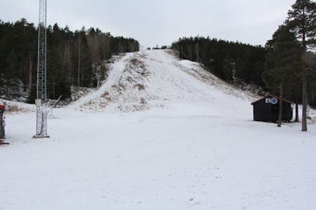ÅRVOLL-SIDEN: Mildværet gjør det vanskelig å produsere snø, og derfor er Årvoll-siden hos Oslo Skisenter stengt i påvente av snø og minusgrader. Trollvann-siden er derimot åpen, og daglig leder Peer Bakke sier det er gode forhold i slalåmbakken. Foto: