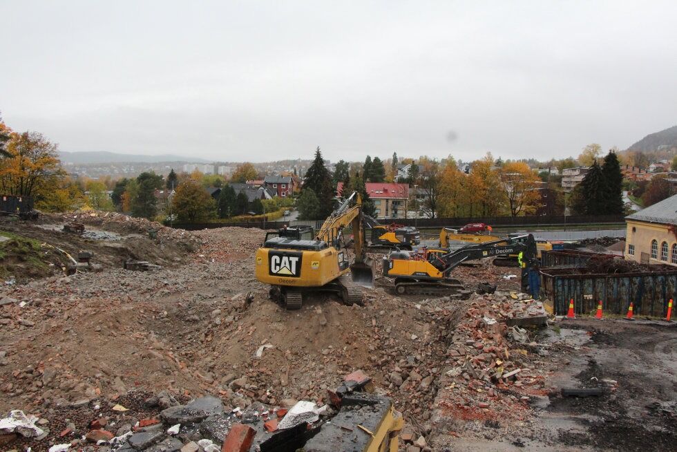 I RUTE: Omsorgsbygg opplyser til avisa at rivingen går helt etter planen og at de forventer å være i mål ved nyttår. Foto: