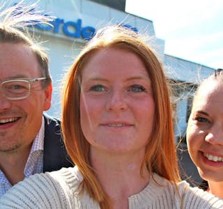 FOTOJURYEN: Banksjef Tron Tinderholt ved Nordea Kalbakken og journalistene Caroline Bremer og Elisabeth T. Faane i Akers Avis Groruddalen. Foto: