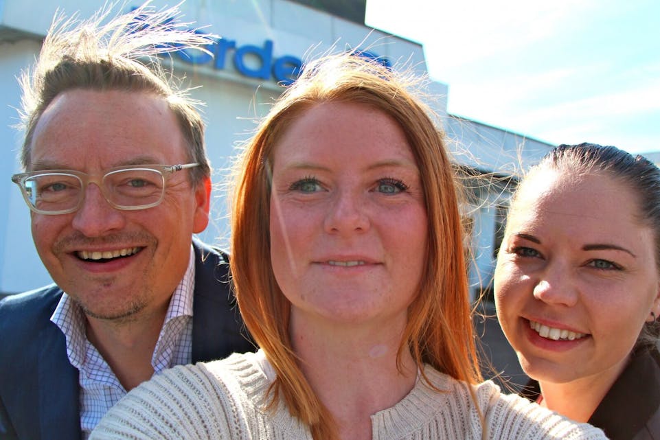 FOTOJURYEN: Banksjef Tron Tinderholt ved Nordea Kalbakken og journalistene Caroline Bremer og Elisabeth T. Faane i Akers Avis Groruddalen. Foto: