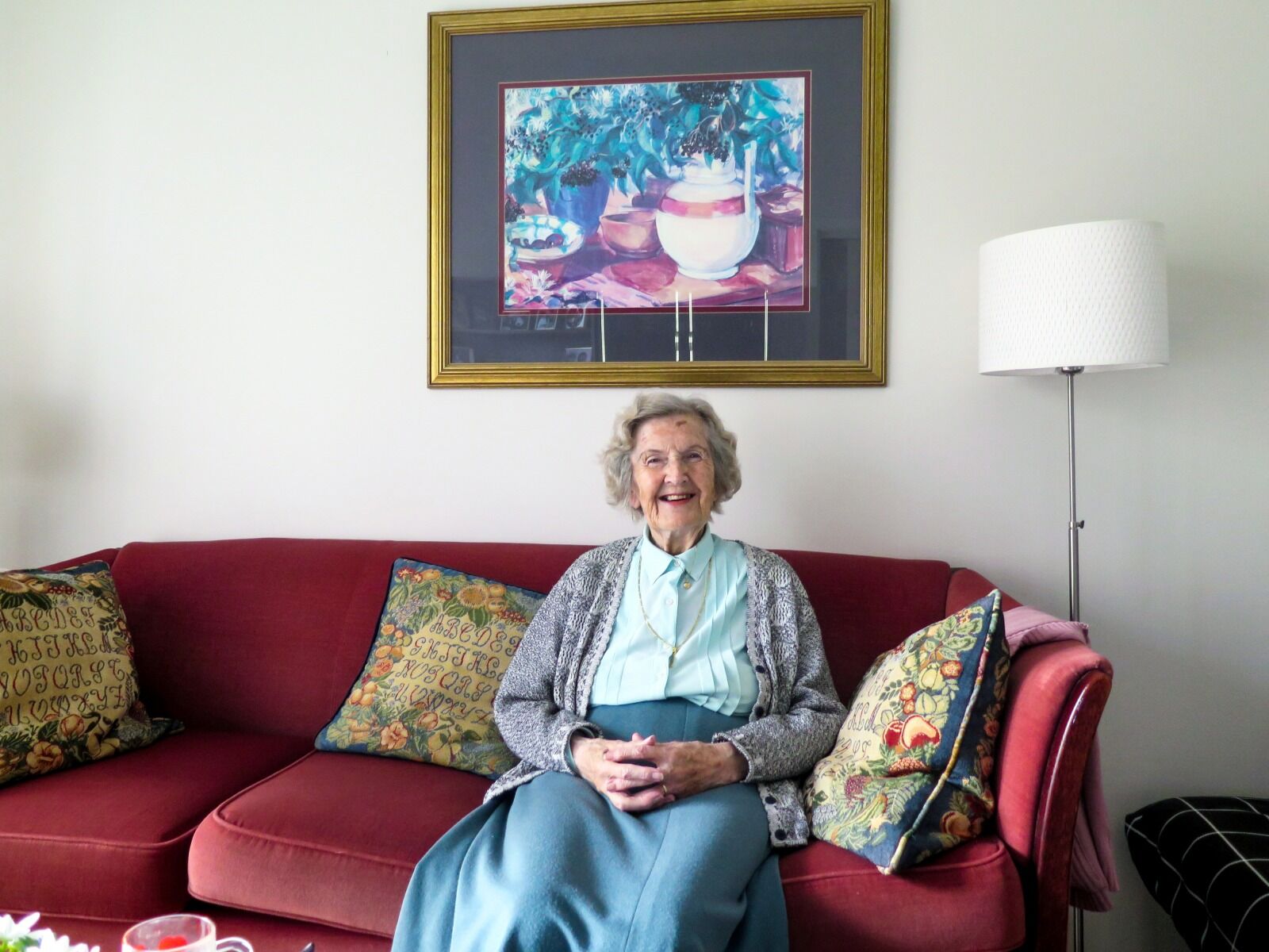 FORNØYD: Lilleba Schulhus (94) er blant veteranene på Grorudhuset. Hun flyttet inn da lavblokka sto ferdig, i mars 2017. Foto: