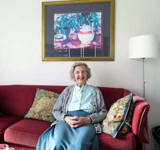 FORNØYD: Lilleba Schulhus (94) er blant veteranene på Grorudhuset. Hun flyttet inn da lavblokka sto ferdig, i mars 2017. Foto: