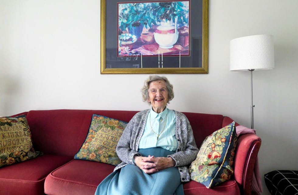 FORNØYD: Lilleba Schulhus (94) er blant veteranene på Grorudhuset. Hun flyttet inn da lavblokka sto ferdig, i mars 2017. Foto: